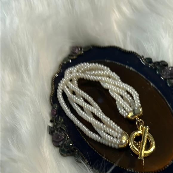 Elegant Pearl Bracelet with Gold Tone Toggle Clasp - Picture 4 of 4